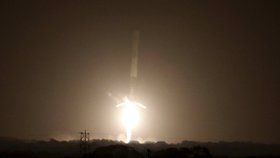 První stupeň rakety Falcon 9 soukromé společnosti SpaceX dokázal po startu úspěšně znovu přistát.