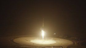 Raketa Falcon 9 nikoliv během startu, nýbrž během přistání.