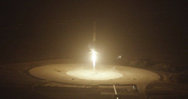 „Dnes tvoříme dějiny.“ Soukromá raketa Falcon 9 po startu sama přistála
