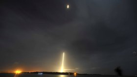 Návrat prvního stupně nosné rakety Falcon 9 americké společnosti SpaceX na Zemi byl spíše neúspěšný.