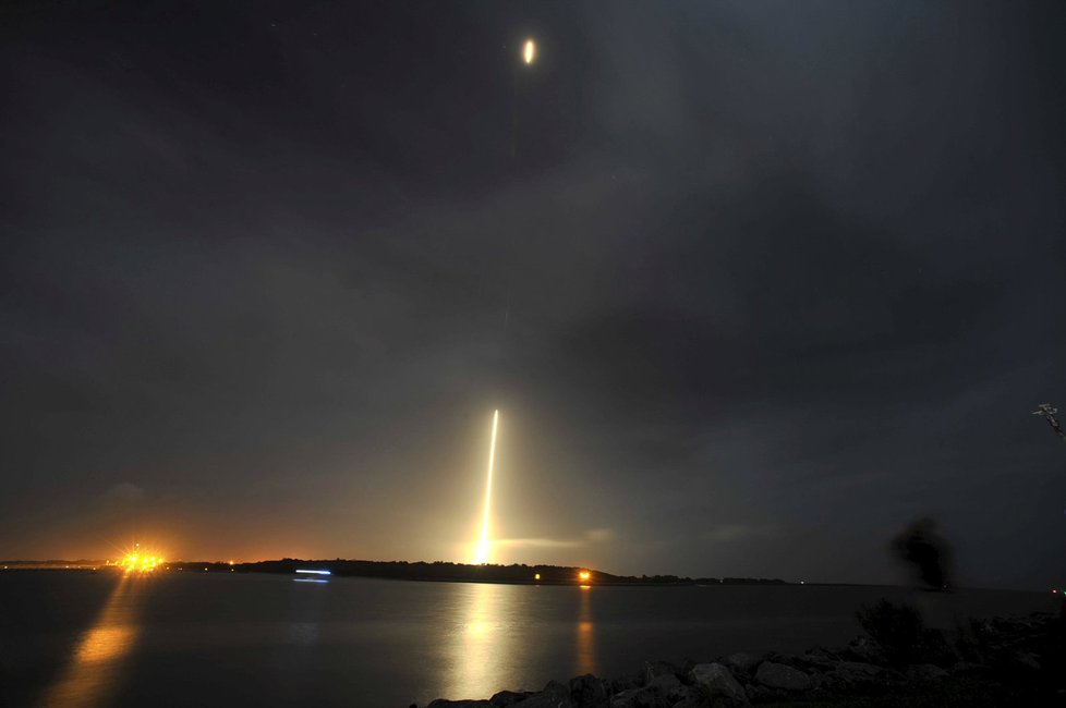 První stupeň rakety Falcon 9 soukromé společnosti SpaceX dokázal po startu úspěšně znovu přistát.