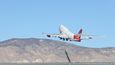 Letadlo vzlétlo z letiště v Mohavské poušti severně od Los Angeles v Kalifornii a raketu vypustilo nad Tichým oceánem.