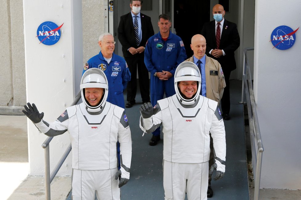 Přípravy na start rakety Falcon 9 a lodi Crew Dragon: Astronauti Robert Behnken a Douglas Hurley (27. 5. 2020)