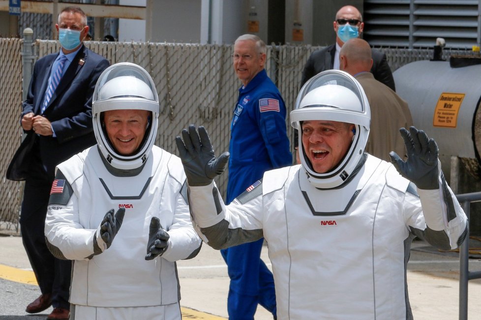 Přípravy na start rakety Falcon 9 a lodi Crew Dragon: Astronauti Robert Behnken a Douglas Hurley (27. 5. 2020)