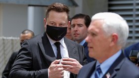 Přípravy na start rakety Falcon 9 a lodi Crew Dragon: Elon Musk a americký viceprezident Mike Pence (27. 5. 2020)