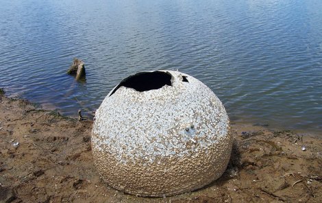 Na dně jezera v Texasu byla  nalezena část ztroskotaného raketoplánu.