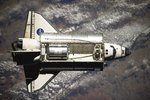 Na tomto snímku pořízeném z Mezinárodní vesmírné stanice se raketoplán Discovery teprve připravuje k zakotvení. V první fázi »parkování« se otevřel trup raketoplánu obsahující součástky, které je nutné napojit na vesmírnou stanici. 