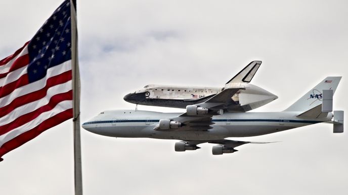 Raketoplán Discovery na hřbetu speciálního Boeingu 747 agentury NASA přelétá 17. dubna 2012 nad Kapitolem. Míří na své poslední místo určení v Národním muzeu letectví a kosmonautiky poblíž washingtonského Dullesova letiště.