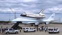 Raketoplán Discovery na hřbetu speciálního Boeingu 747 agentury NASA přistál 17. dubna 2012 na svém posledním místo určení, v Národním muzeu letectví a kosmonautiky poblíž washingtonského Dullesova letiště.