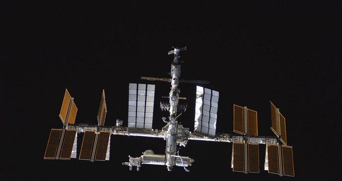 Mezinárodní vesmírná stanice ISS, ke které se raketoplán Discovery připojil, je jedinou trvale obydlenou vesmírnou stanicí na oběžné dráze.