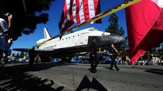 Raketoplán Endeavour v cíli - dorazil do muzea v Los Angeles