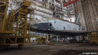 Sovětská pýcha chátrá v opuštěném hangáru v Kazachstánu. Raketoplán Buran se do vesmíru podíval jen jednou Sovětská pýcha chátrá v opuštěném hangáru v Kazachstánu. Raketoplán Buran se do vesmíru podíval jen jednou