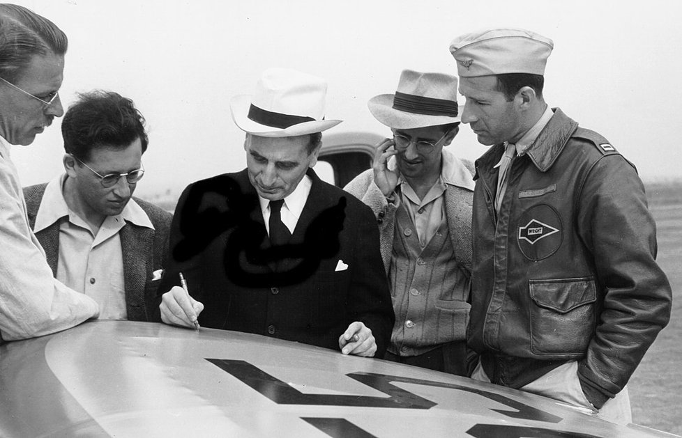 Von Kármán (uprostřed), Frank Malina (vpravo v klobouku) a zkušební pilot Homer Boushey při testech raketových motorů.