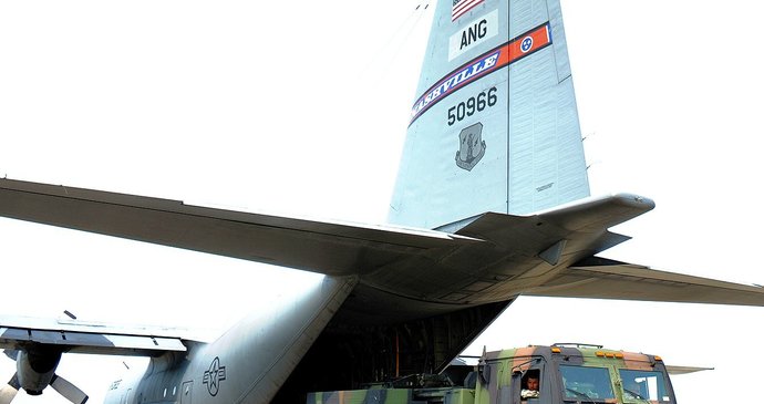 Převoz systému HIMARS letadlem C-130 Hercules (2011)