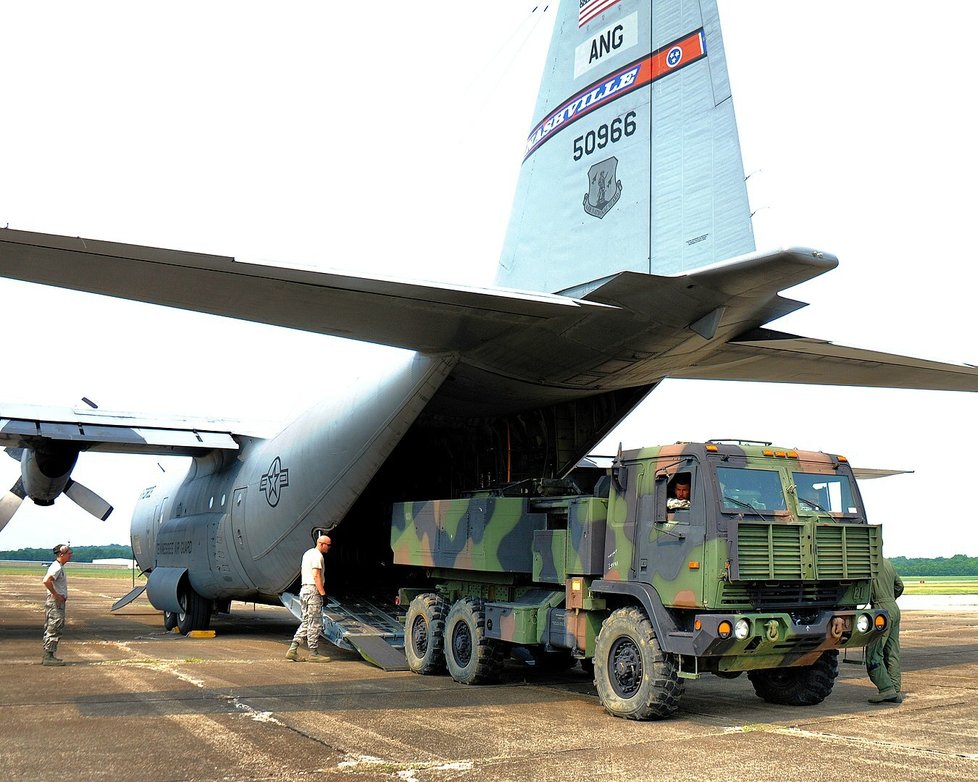 Převoz systému HIMARS letadlem C-130 Hercules