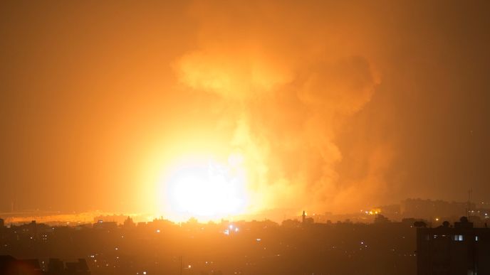 Rakety dopadaly na území Izraele po celou noc. Jak uvedl brzy ráno na twitteru izraelský velvyslanec v ČR Daniel Meron, klid nastal maximálně na 20 minut v kuse
