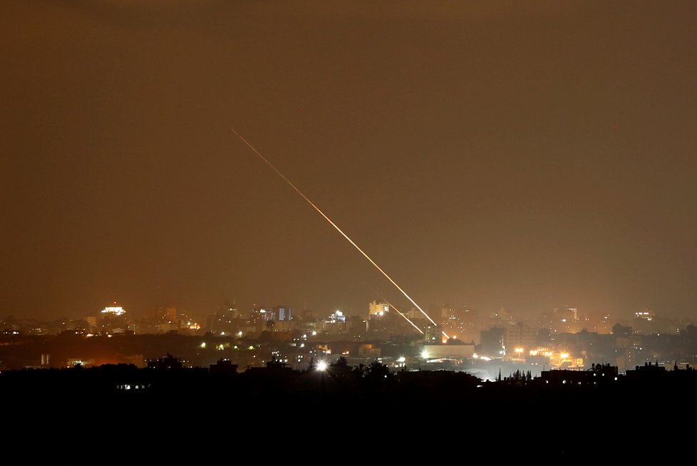 Na území Izraele bylo od středečního večera vypáleno přes 150 raket z palestinského Pásma Gazy, část z nich zachytil protiraketový systém Iron Dome (Železná kupole).
