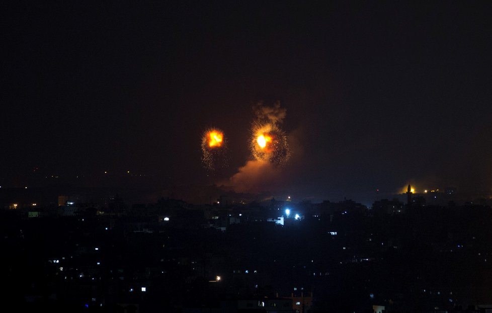 Rakety dopadaly na území Izraele po celou noc. Jak uvedl brzy ráno na Twitteru izraelský velvyslanec v ČR Daniel Meron, klid nastal maximálně na 20 minut v kuse.