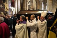 Pohřeb kardinála Duky (†82): Poslední cesta a hrob v katedrále! Rakev nesl i Vondra