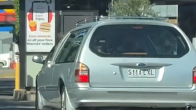 Pohřební auto jedoucí i s rakví do fastfoodu McDonalds