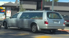 Pohřební auto jedoucí i s rakví do fastfoodu McDonalds