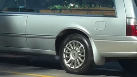 Pohřební auto jedoucí i s rakví do fastfoodu McDonalds