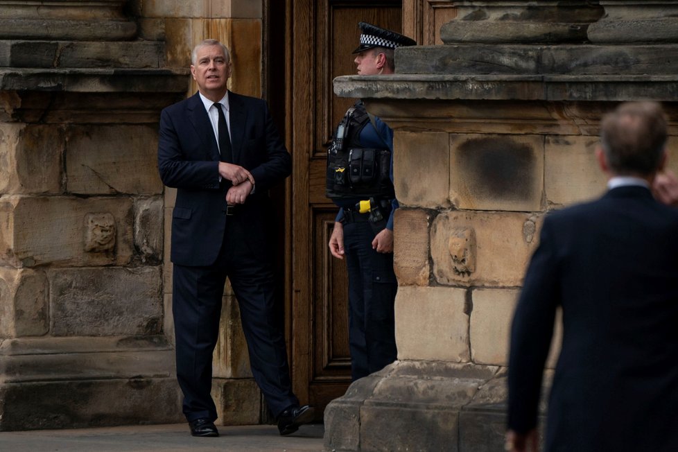 Princ Andrew na zámku Holyrood v Edinburghu