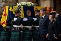 ŽIVĚ: Pohřební průvod s ostatky královny Alžběty II. (†96) Edinburghem: Přijel i král Karel III.