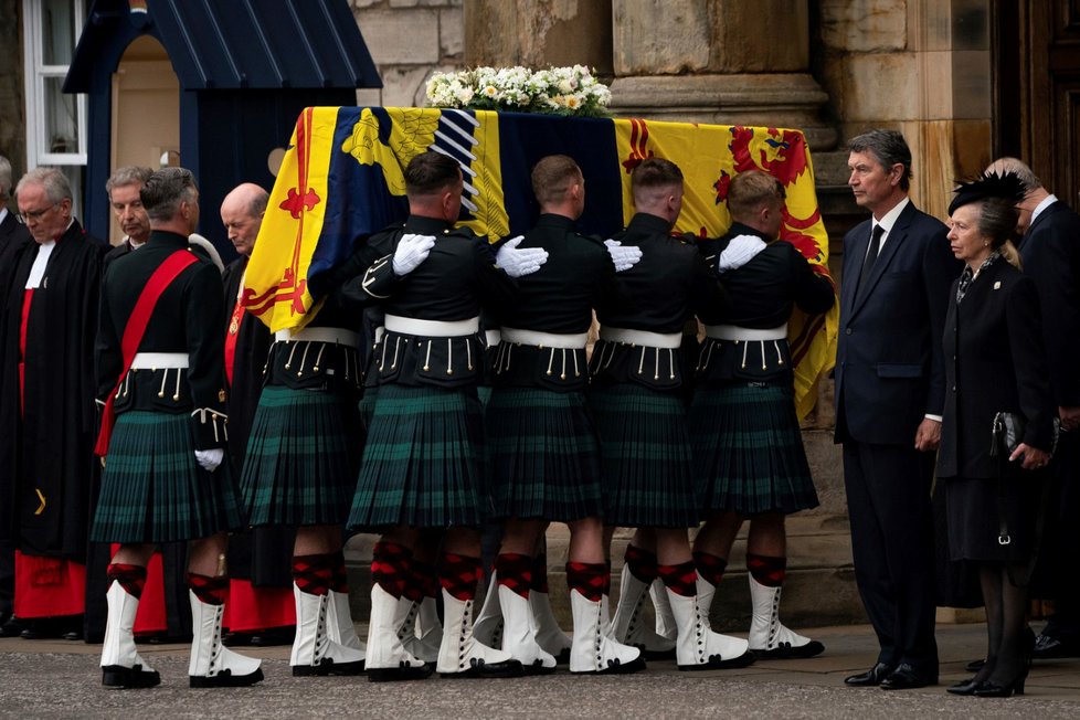 Vojáci nesou rakev s královnou do zámku Holyrood. Princezna Anne se rakvi poklonila.