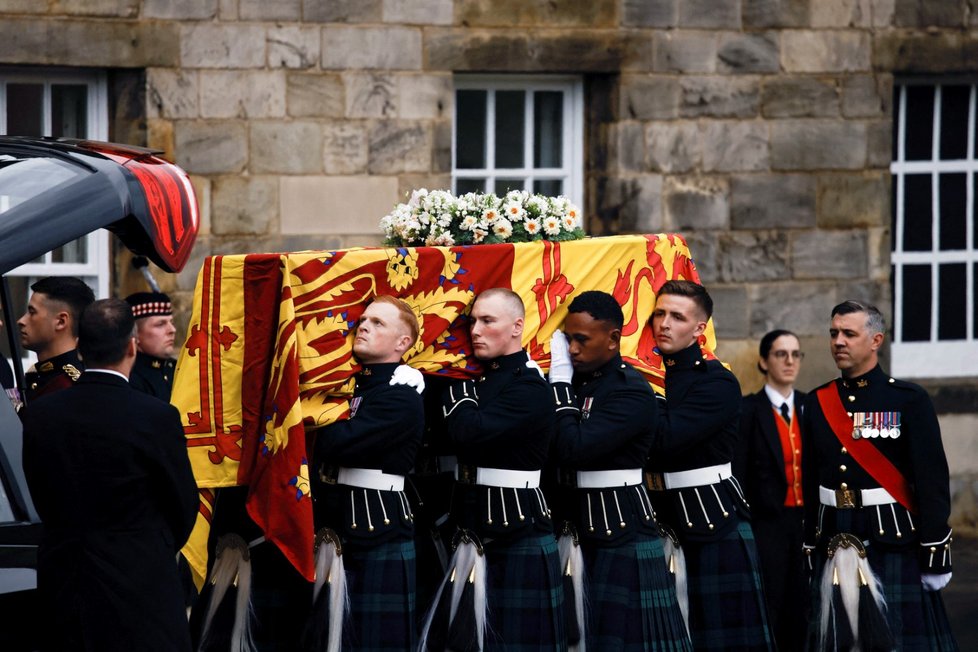 Rakev s královnou na zámku Holyrood