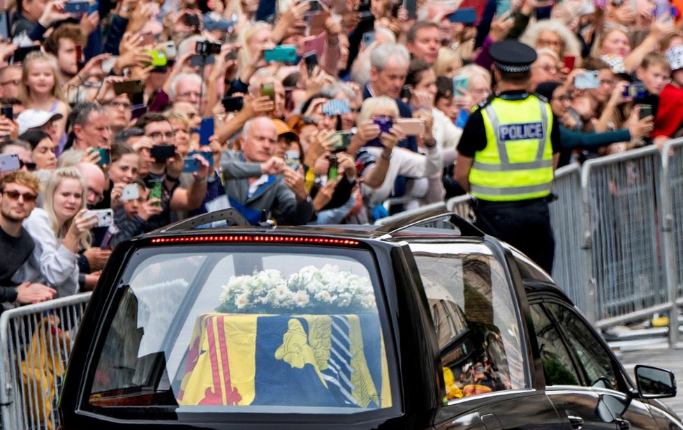 Rakev s královnou na zámku Holyrood.