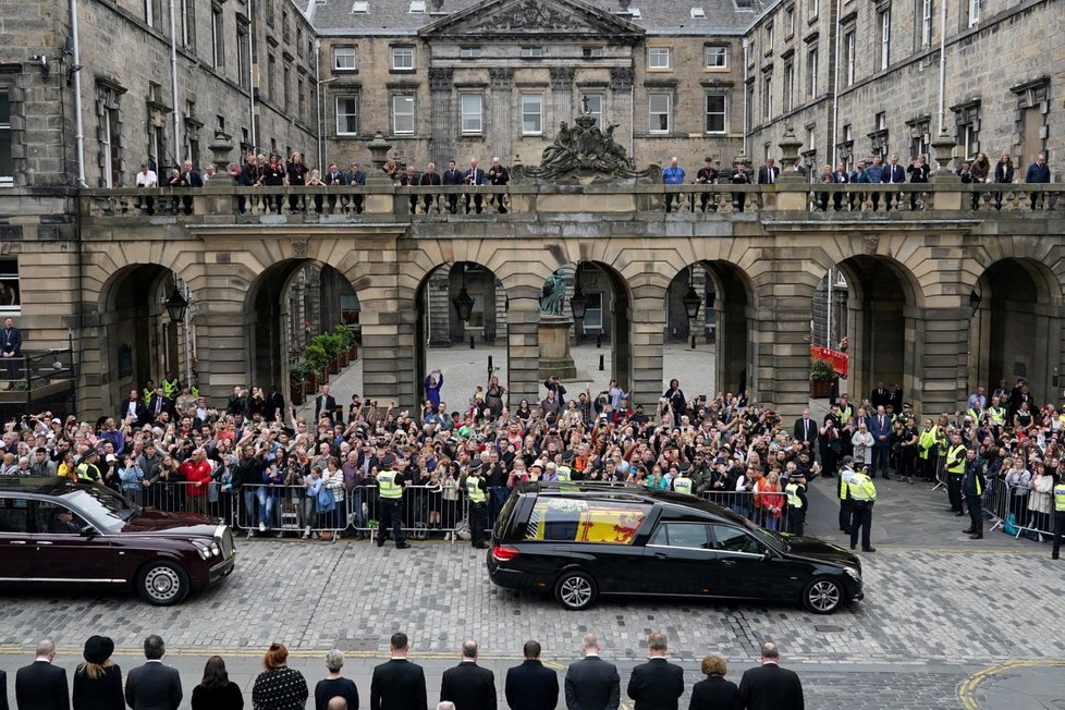 Rakev s královnou na zámku Holyrood.