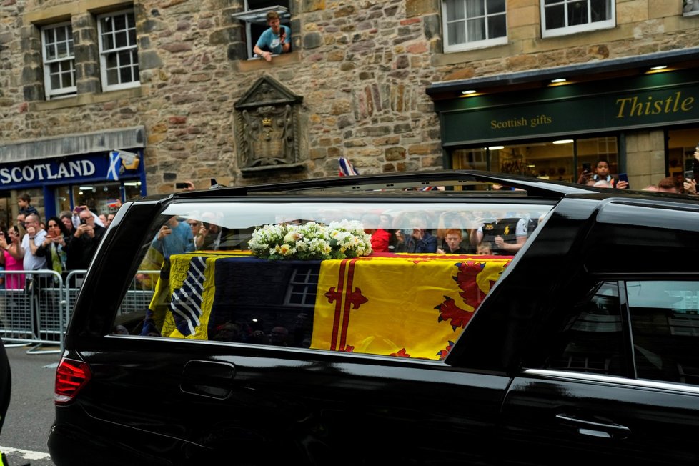 Rakev s královnou dorazila do Edinburghu.