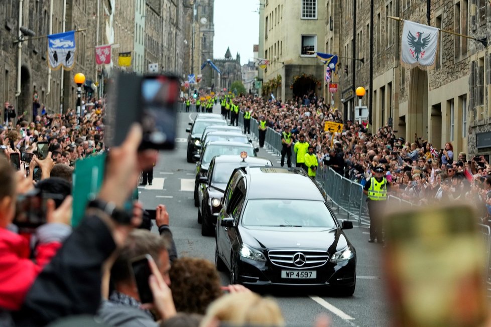 Rakev s královnou dorazila do Edinburghu.