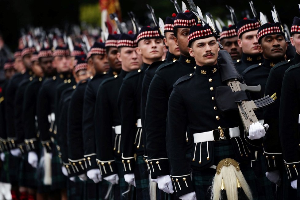 Vojáci v Edinburghu vítají královninu rakev.