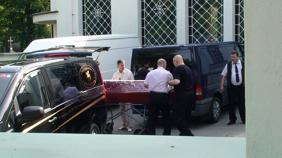 Pohřební služba přivezla rakev s ostatky Ladislava Smoljaka na Olšanské hřbitovy