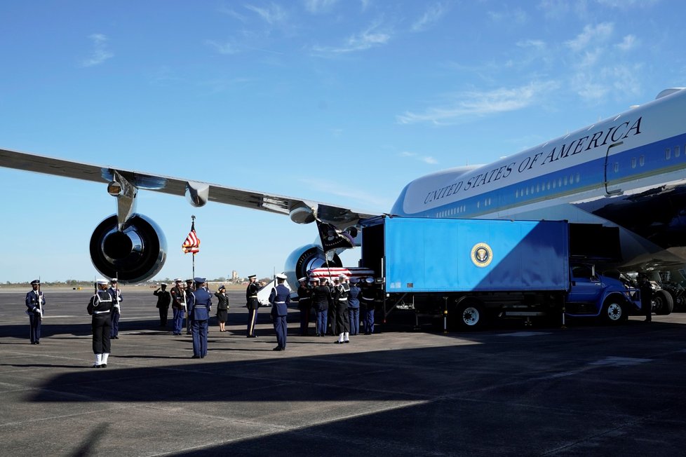 Rakev Bushe byla do Washingtonu přepravena prezidentským letadlem