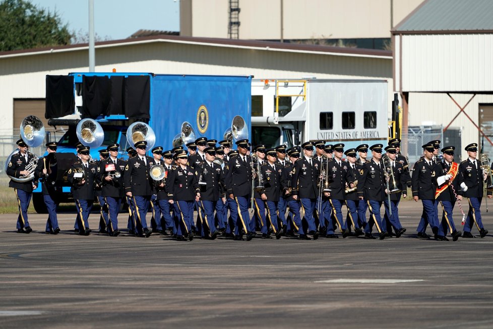 Rakev Bushe byla do Washingtonu přepravena prezidentským letadlem