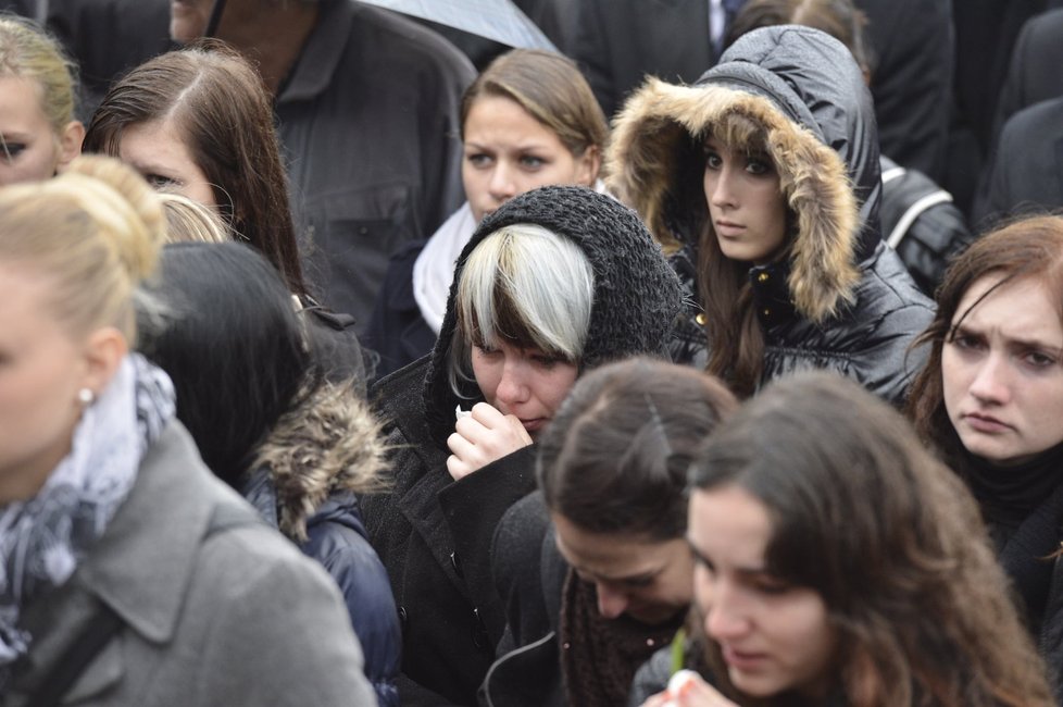 I přes vytrvalý déšť se s Petrem přišla rozloučit tisícovka lidí