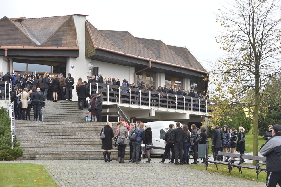 Mnoho lidí sledovalo pohřeb na venkovní obrazovce.