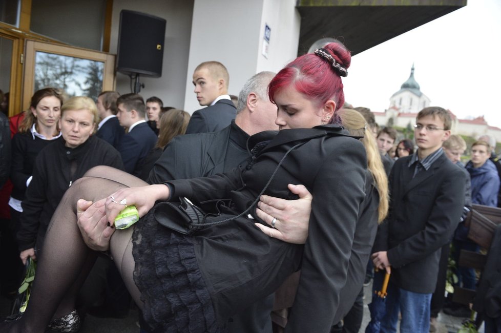 Několik dívek během pohřbu omdlelo