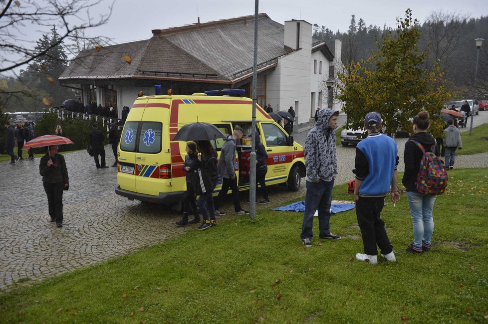 Zdravotníci museli ošetřit několik dívek