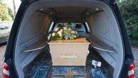 Pohřeb bez obřadu  znamená úsporu za věnce  a květinovou výzdobu.