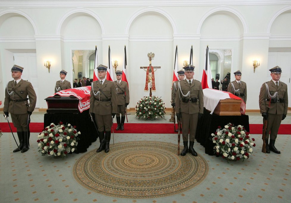 Rakve s ostatky prezidenta Lecha Kaczyńského (vlevo) a Marie Kaczyńské (vpravo) jsou vystaveny v kapli prezidentského paláce.