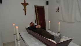 Bohdan Gallat si ve svém domě v Olomouci zařídil relaxační studio jako márnici a nabízí velmi neobvyklý zážitek - relaxaci v rakvi