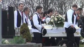 Krásnou Renátu pohřbili v bílé rakvi, kterou k hrobu odnesli její kamarádi z folklórního souboru