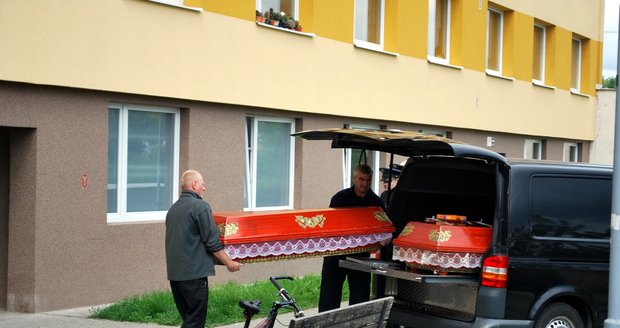 Pracovníci pohřební služby vynášejí z domu v Dubové ulici rakve s ostatky zastřelených manželů.