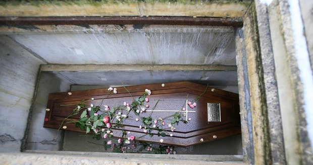 Žena (101), kterou prohlásili za mrtvou, se probrala v rakvi - ilustrační foto