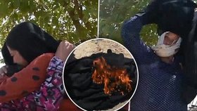 Konec ISIS: Ženy z Rakka pálí burky