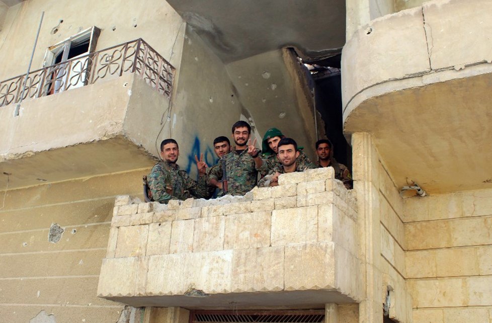 Arabsko-kurdské milice SDFv úterý dobyly syrské město Rakka, hlavní baštu samozvaného Islámského státu (IS), začaly ve městě likvidovat miny a odklízet silnice